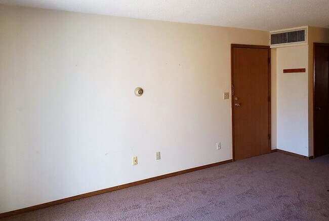 Building Photo - $875 | 1 Bedroom, 1 Bathroom Condo | Cat F...