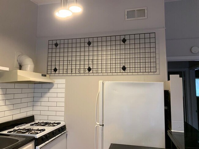 Building Photo - 600 W 51st St