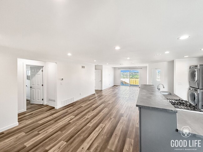 Foto del edificio - Beautiful 3BD/2BA W/ Updated Kitchen and A...