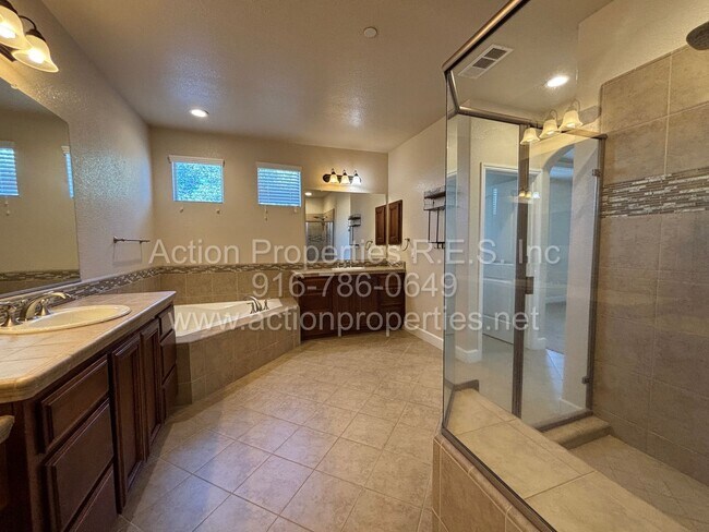 Foto del edificio - Gated Penryn Patio 2 Story Home, 3 Bedroom...