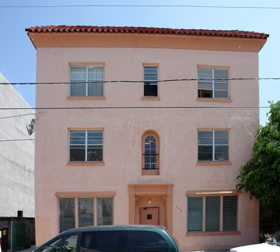 Primary Photo - Villa Pina