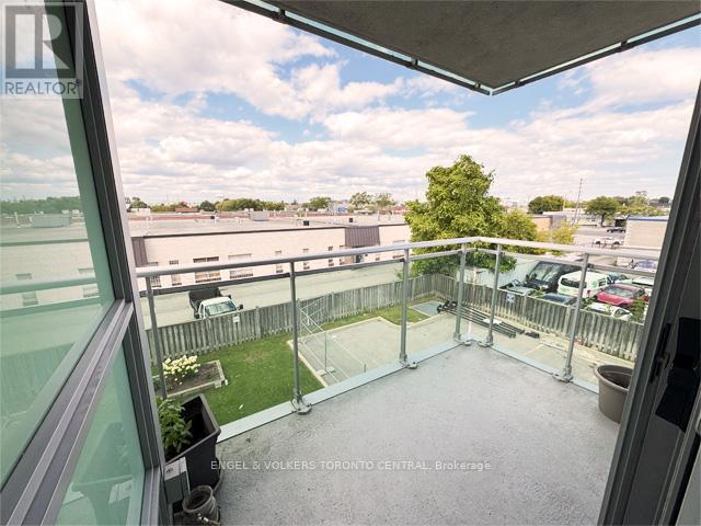 Photo du bâtiment - 60-360 Fairfax Crescent