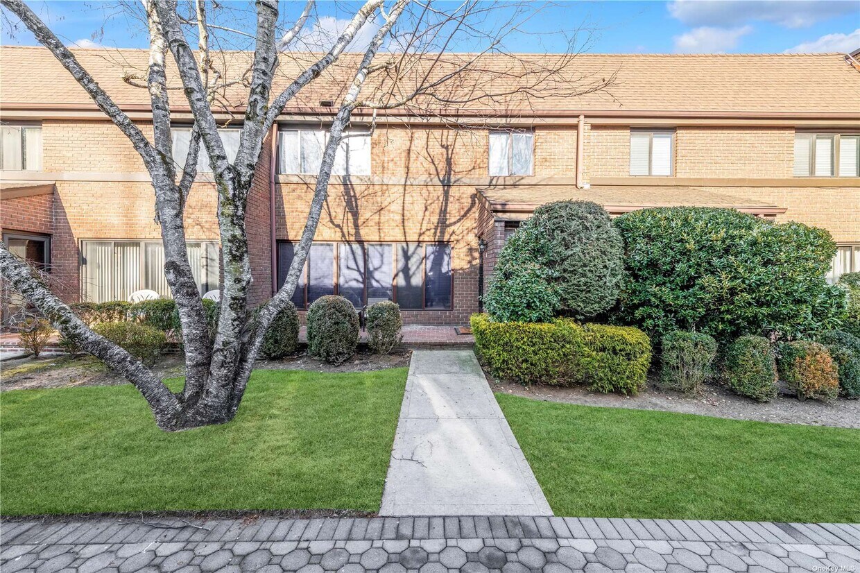 6 Squirrel Hill, Roslyn, NY 11576 Condo for Rent in Roslyn, NY