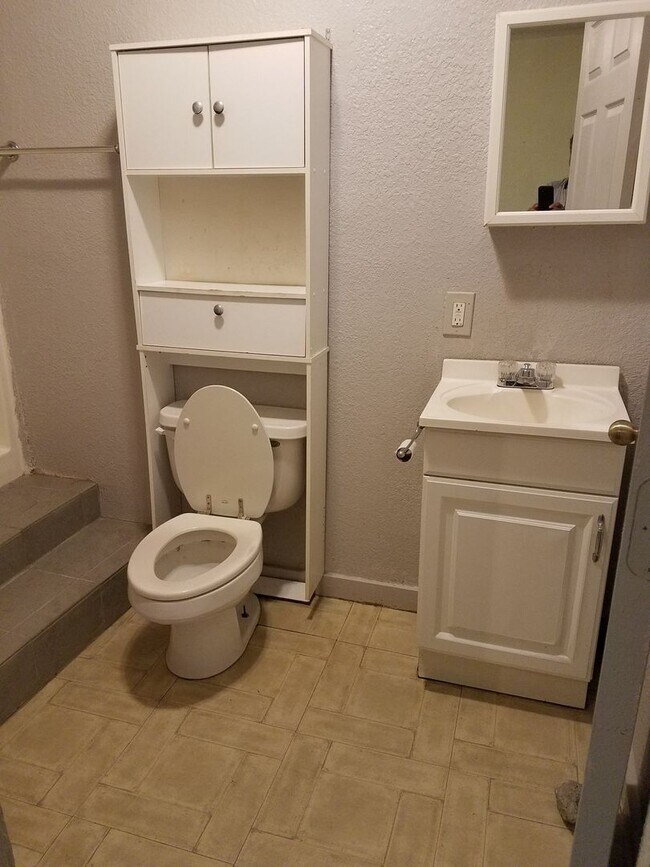 Building Photo - 2055 W Summit Unit D