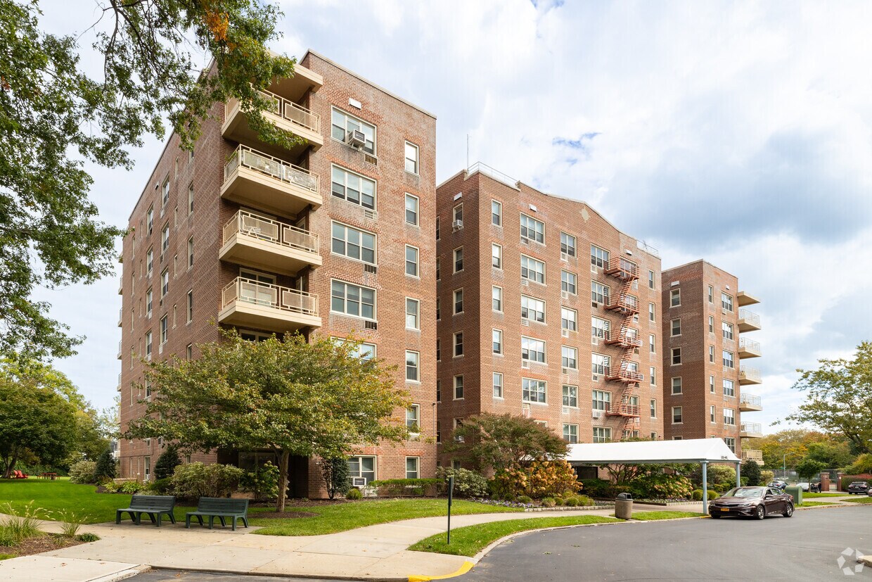 23-25-23-35 Bell Boulevard - Bay Country Apartments