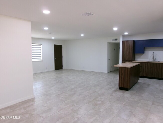 Foto del edificio - 6253 Dew Dr