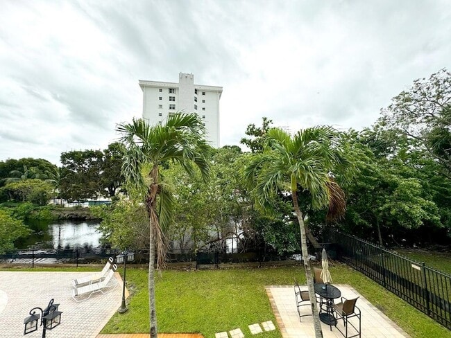 Foto del edificio - 124 NE 19th Ct