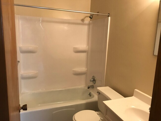 Foto del edificio - Forestview 1 Bedroom Lower Unit