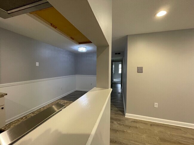Building Photo - 17 Walden Dr