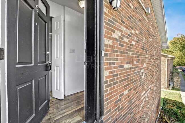 Photo - 1202 E Walford Dr Townhome