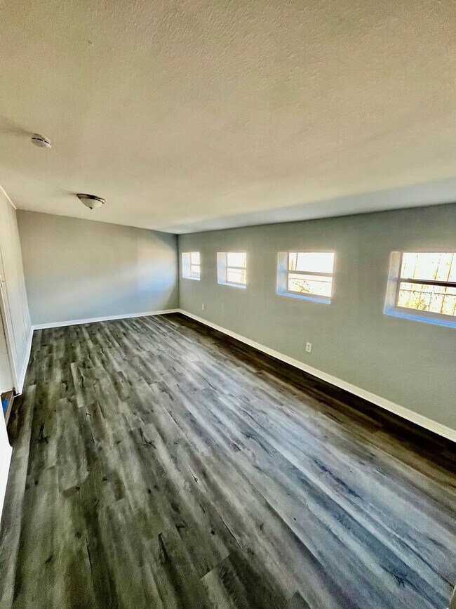 Building Photo - Spacious Remodeled 6BR/1BA Winter Haven Home! NO APPLICATION FEE!