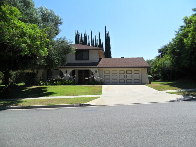 Foto del edificio - FANTASTIC SINGLE FAMILY RESIDENCE 4 Bedrooms, 2.5 Bathrooms HOME IN CANYON CREST!!! **((RESERVED))**