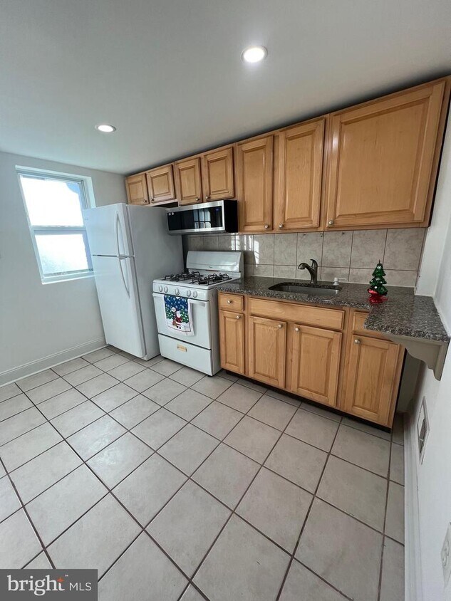 Primary Photo - 3229 Tilton St