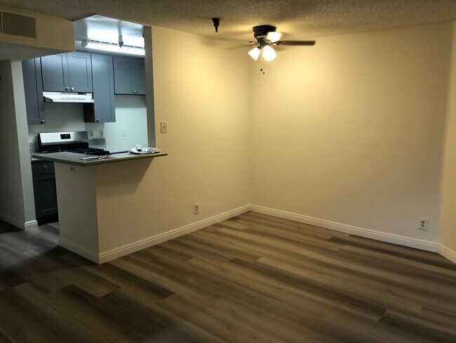 Foto del edificio - 1791 N Sycamore Ave