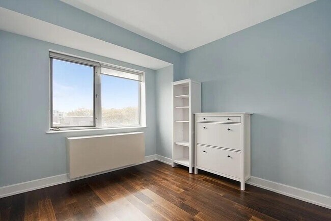 Foto del edificio - 100 Maspeth Ave