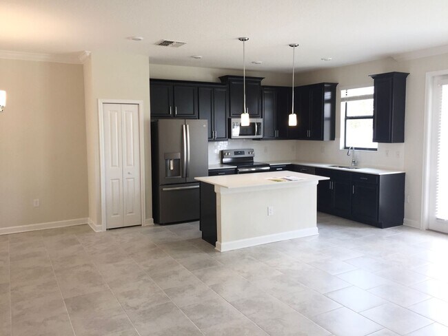 Building Photo - 4 Bedroom 3.5 Bath Townhome in The Vistas ...