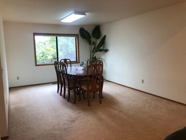 Foto del edificio - 715 SW Staley Dr