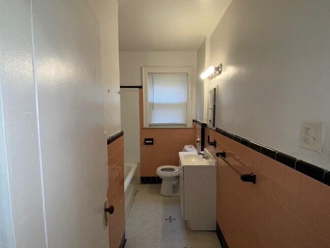 Building Photo - Waverly 3831