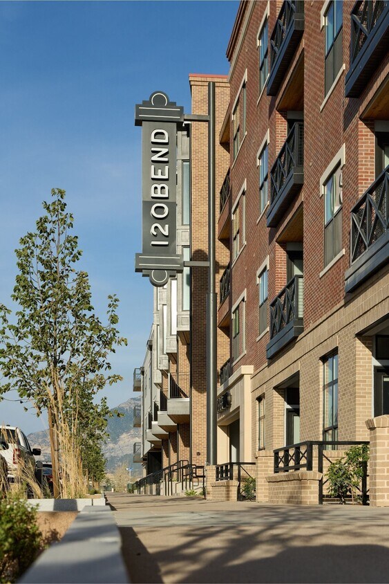 Foto principal - 120 & 220 Bend