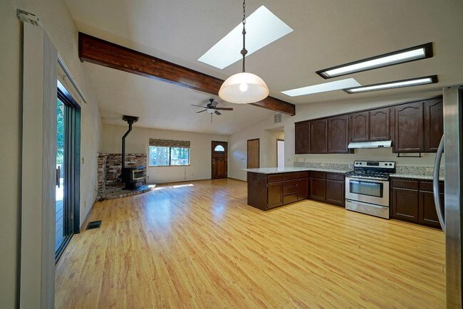 Building Photo - Sierra Springs Charmer - Pollock Pines!