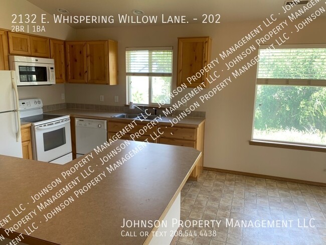 Foto del edificio - Whispering Willow Apartments: Modern, Conv...