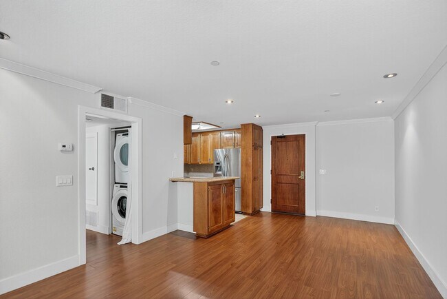 Foto del edificio - Spacious Marina District 1BR Condo with Modern Upgrades & Parking