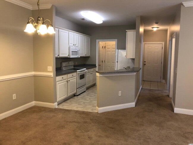 Building Photo - 2065 Silvercrest Dr