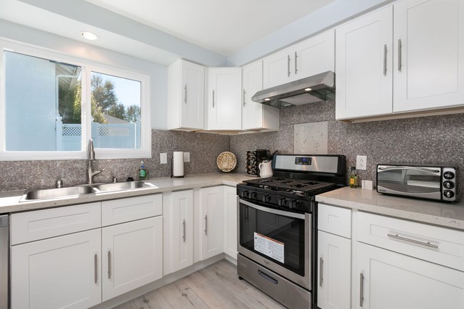 Stainless steel appliances - 6629 Melba Ave