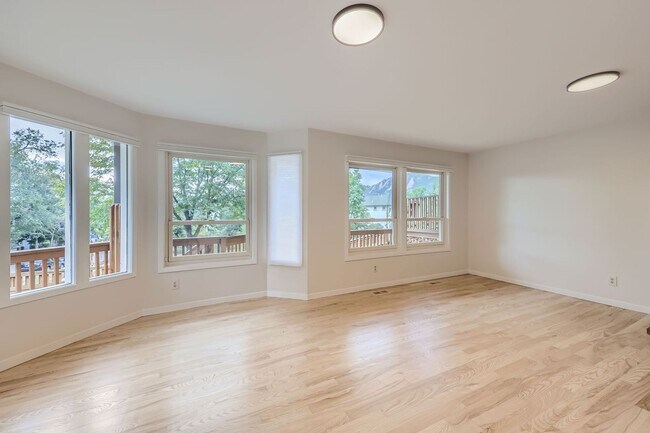 Building Photo - Centrally Located Newly Renovated Boulder ...