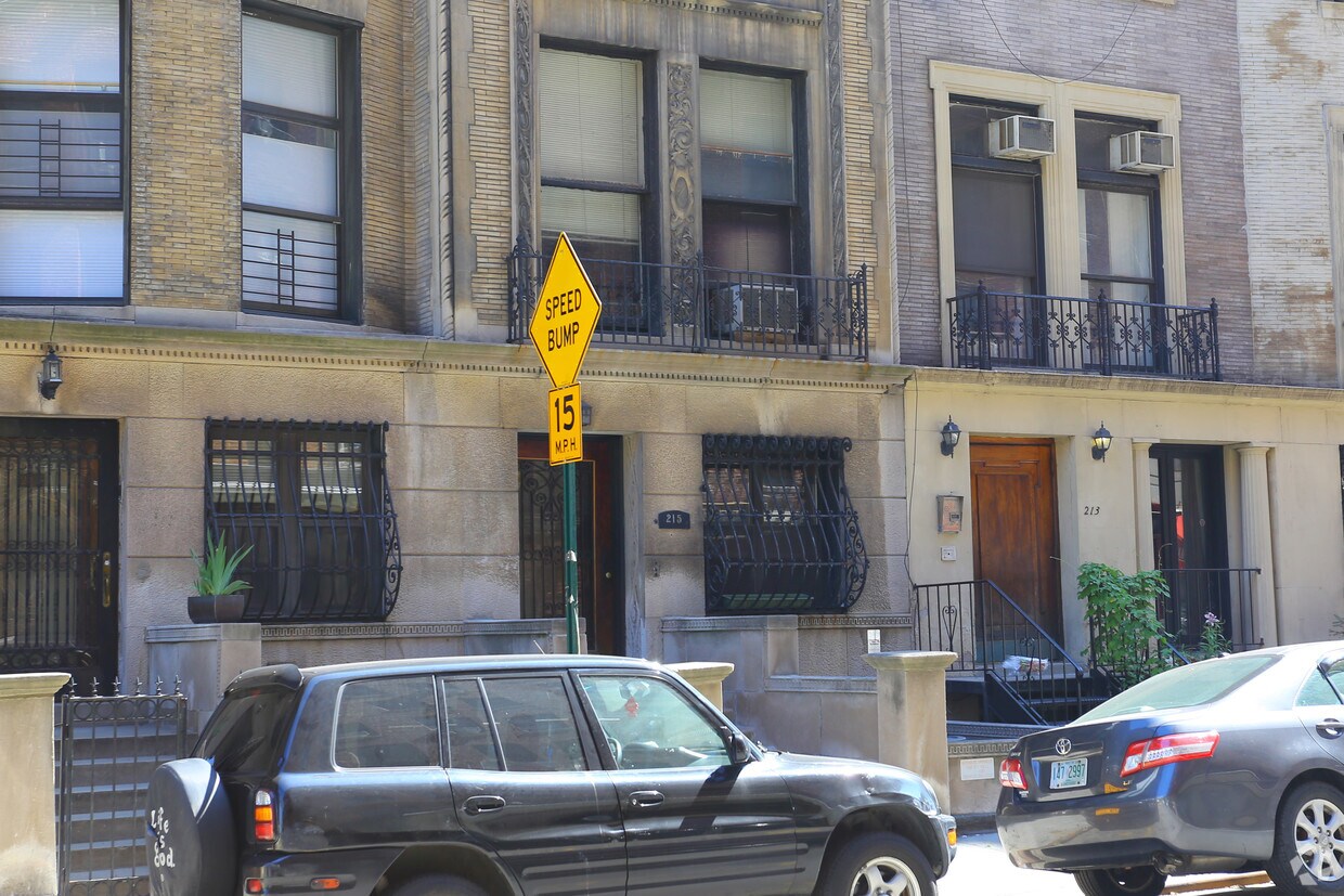 Foto del edificio - 215 W 70th St