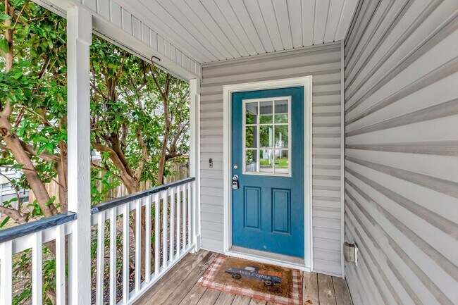 Building Photo - Unbeatable Location – Just 6 Minutes to Downtown Charleston!