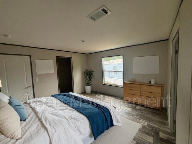 Building Photo - 356 Bayhead Dr