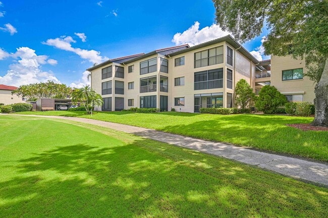 Building Photo - Fully Renovated 2 Bed / 2 Bath Condo with ...