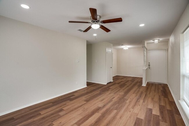 Building Photo - 2103 Pompton Dr