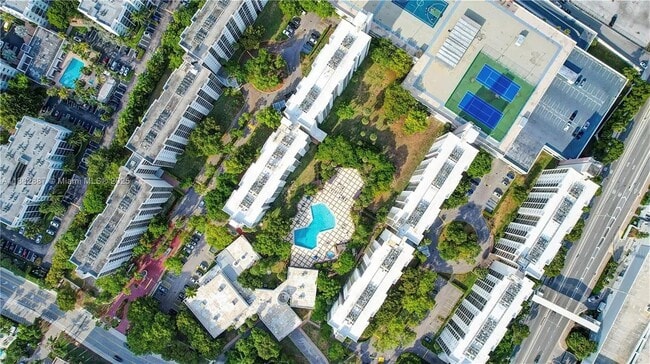 Foto del edificio - 17021 N Bay Rd