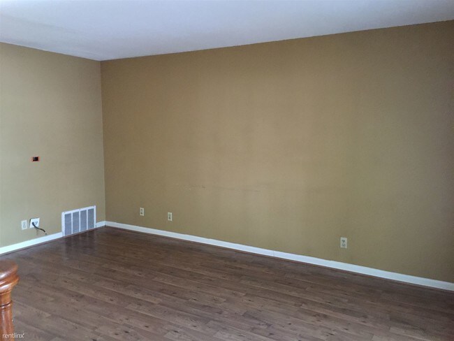 Building Photo - 2 br, 1.5 bath Condo - 32 Yorktown Dr