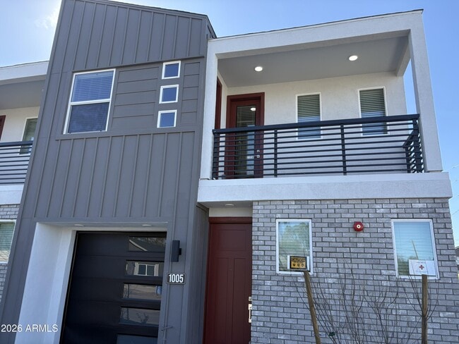 Building Photo - 1011 E Pasadena Ave