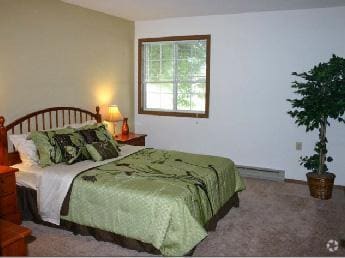 https://images1.apartments.com/i2/bAObLUEaKOyI8S6MUW8UjilrwgnYnbR7QXjdXLrtu24/117/stonewood-village-madison-wi-bedroom.jpg