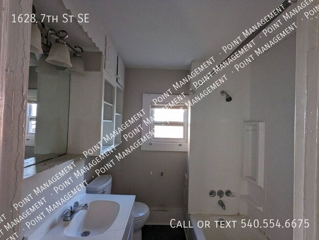 Building Photo - 1628 7th St SE