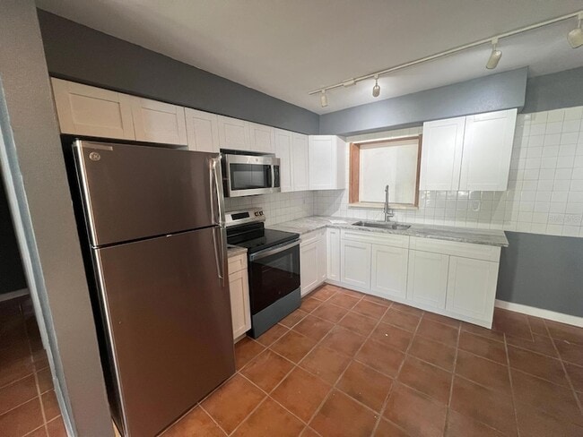 Foto del edificio - 300 83rd Ave N