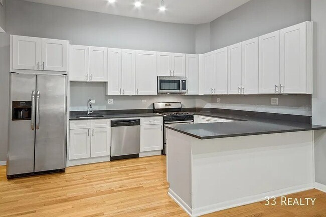 Foto del edificio - Spacious 4b/2b Top Floor, Wicker Park Avail July 1st!