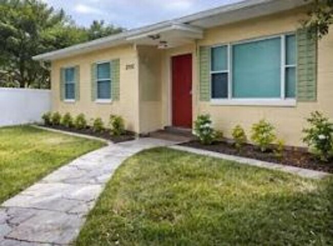 Foto del edificio - SODO Pool Home in Blankner/Boone school district!