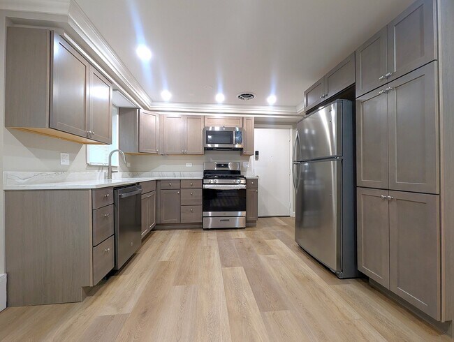 Building Photo - 300 S Austin Blvd