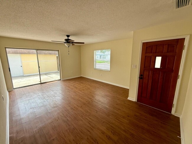 Building Photo - 2079 Santiago Way N