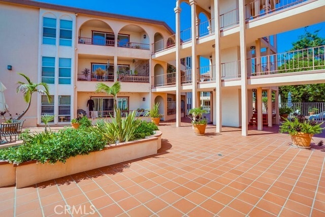 Sun drenched courtyard - 2035 4th St