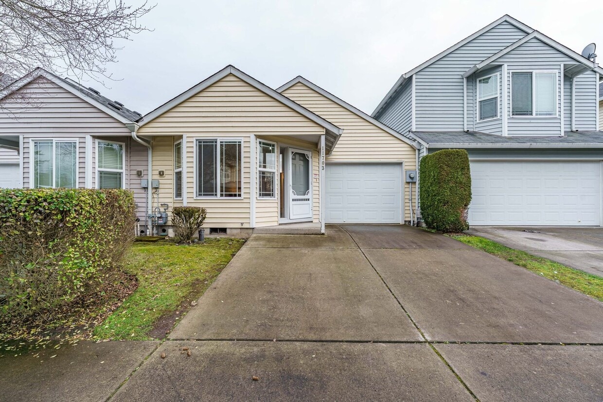 Bright Single-Level Vancouver Home with Garage, In-Unit Laundry, and Private Patio - Bright Single-Level Vancouver Home with Garage, In-Unit Laundry, and Private Patio