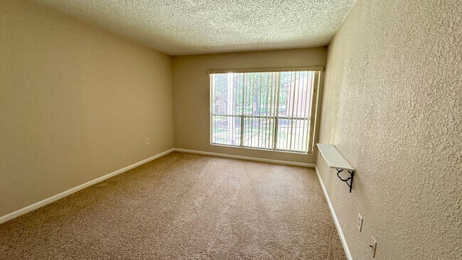 Building Photo - Park Like Setting - Spacious Condo!