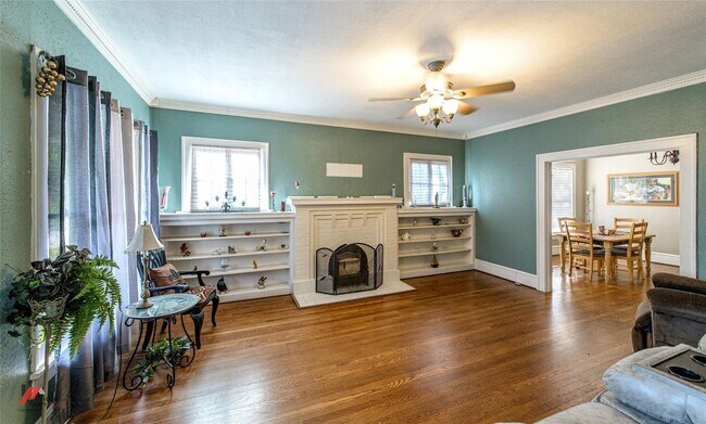 Building Photo - 544 Gladstone