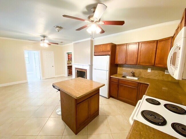 Foto del edificio - 2124 NW 7TH PL