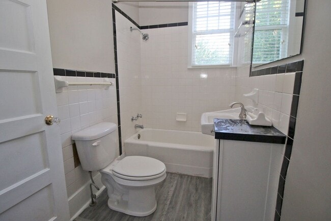 Building Photo - Pre-leasing for 2026-2027 Charming 3 Bed /...
